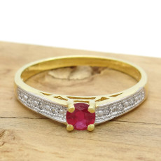 Anel Solitário com Rubi de 15 Pontos e 8 Diamantes, em Ouro Amarelo 18 Kilates